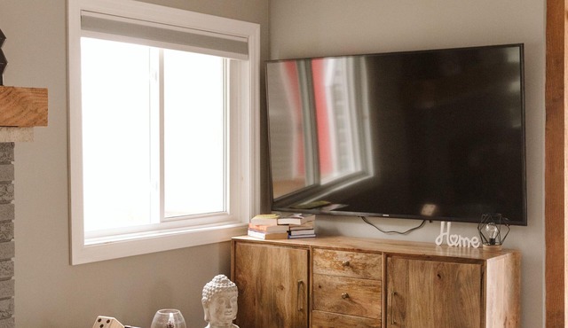 Luxury Waterfront Cottage with Hot Tub in Downtown Washago, Ontario