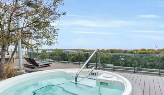 Luxury Waterfront Downtown Condo w/Pool & Parking