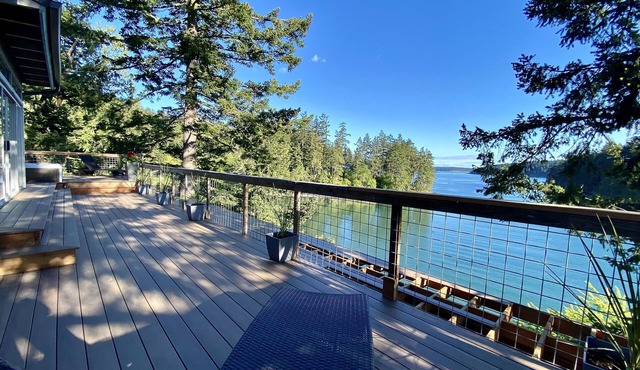 Luxury Waterfront Estate, Hot Tub, Mooring, Gated Privacy, Multi-Family