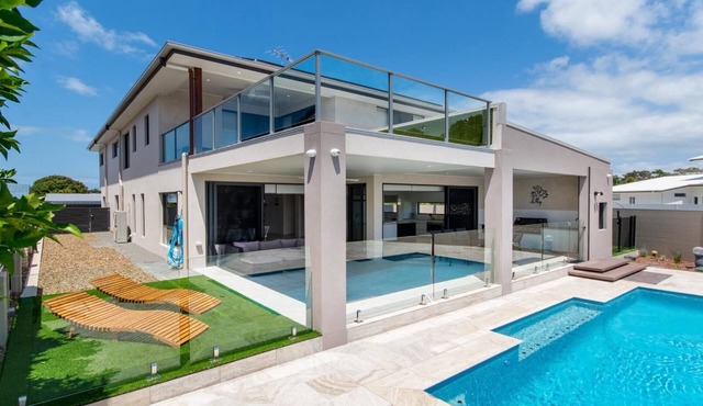 Luxury Waterfront Family Entertainer on Dolphin