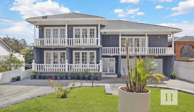 Luxury Waterfront Getaway - Close to restaurants, beaches and plenty more!