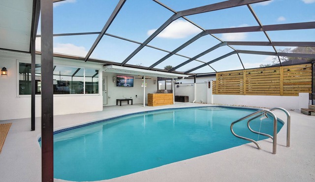 Luxury Waterfront Getaway, 6BR, Caged Pool