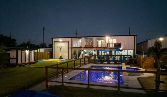 Luxury Waterfront Home,Sleeps 20, Pool, Hot Tub, Fishing Pier, Basketball Court