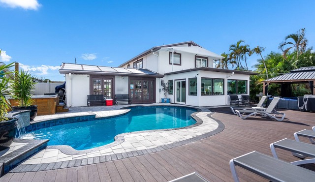 Luxury Waterfront Home DOCK POOL JACUZZI KAYAKS