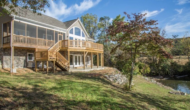 Luxury Waterfront Home on Claytor Lake 5BS12
