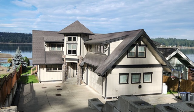 Luxury Waterfront Home, With a Game Room and Gorgeous View! The Perfect Getaway!