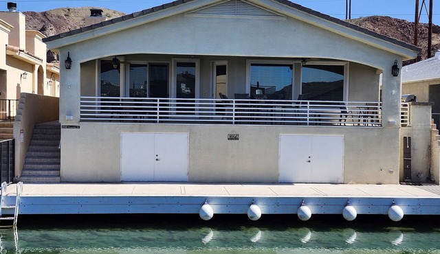 Luxury Waterfront House in the Moovalya Keys with Parking
