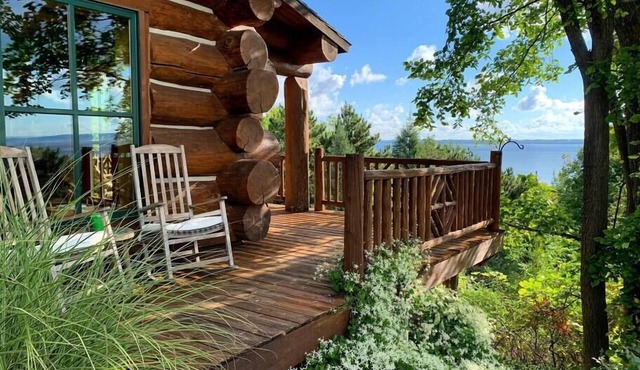 Luxury Waterfront Log Home 15 min from Traverse City w/Dock