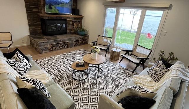 Luxury Waterfront/Lakefront Cottage on Lake Simcoe