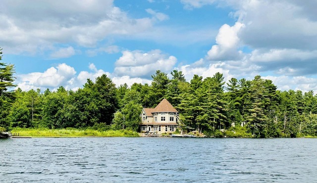 Luxury Waterfront Lake Home in the Thousand Islands Area