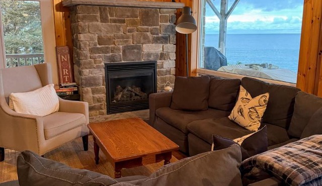 Luxury Waterfront Oasis w Hot Tub