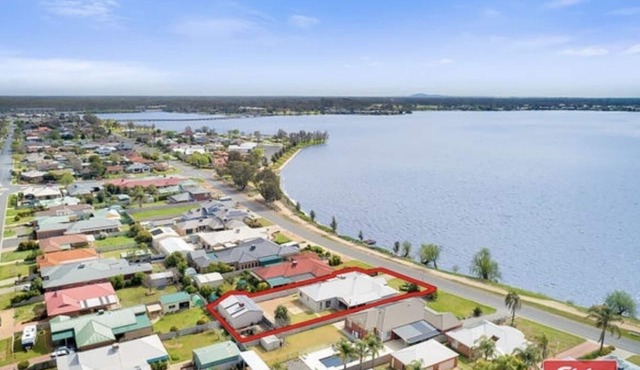 Luxury Waterfront Pet Friendly Accomodation.