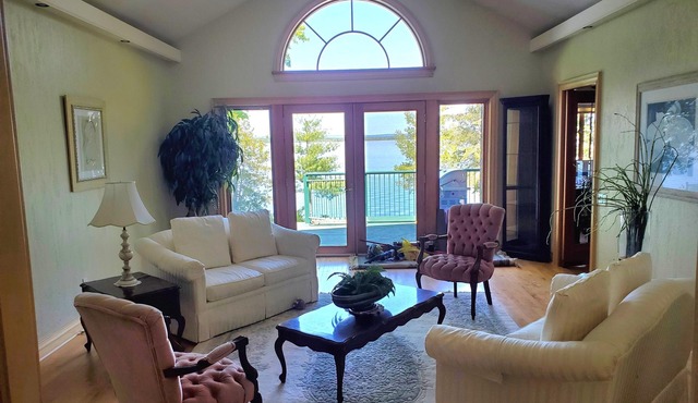 Luxury Waterfront - quiet, walking trails, great water.