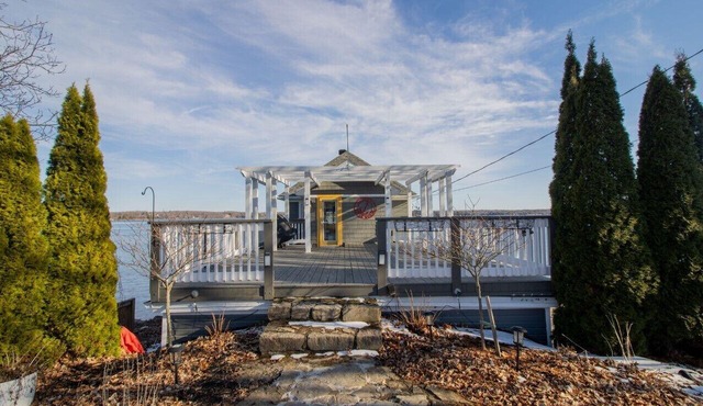 Luxury Waterfront Residence in exclusive Lily Bay (seasonal discount)