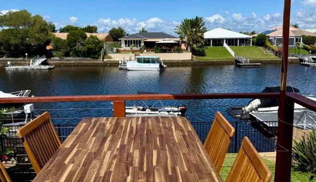 Luxury Waterfront Retreat: Pet friendly Canal Home with Jetty on Bribie Island!
