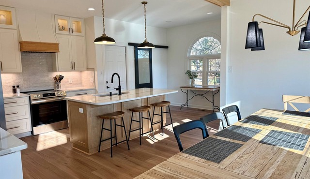 💥Luxury Waterfront Retreat Fully Renovated HotTub Kayaks Paddle board Gameroom