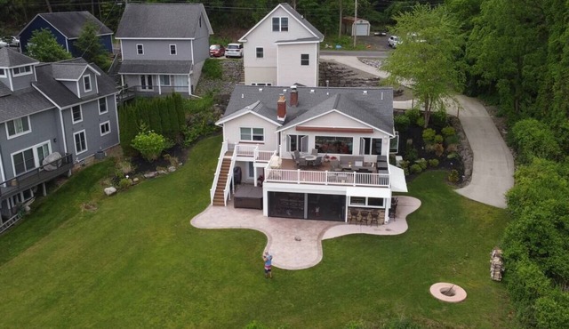 Luxury Waterfront Retreat - Hot tub & Game Room