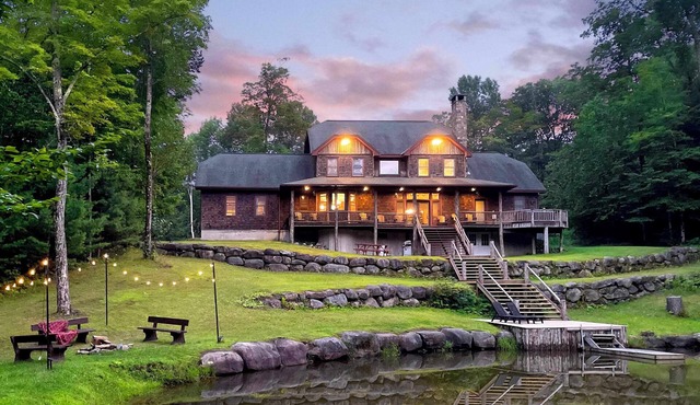 Luxury Waterfront Retreat Treehouse, Hot Tub & Fireplace