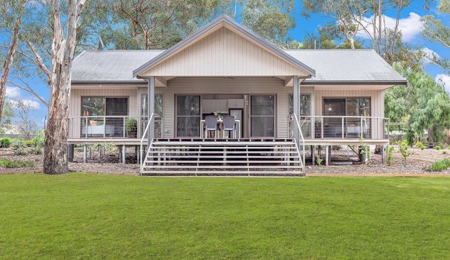 Luxury Waterfront Retreat on Murray River