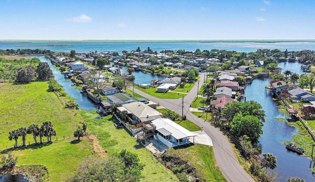 Luxury Waterfront Retreat, Fishing, Rocket Launch Views, Near Cruises