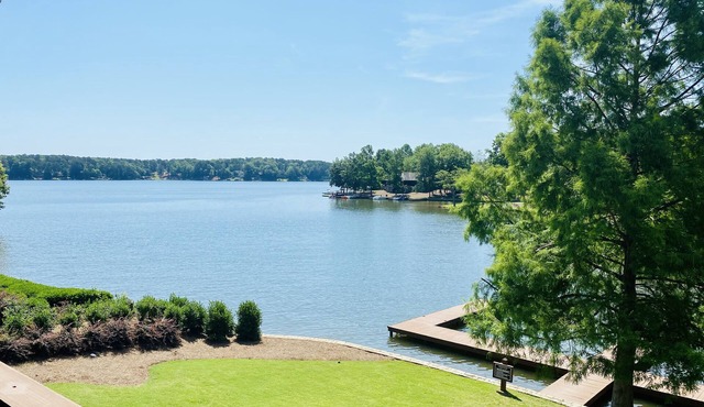 Luxury Waterfront Suite/Prime Location!