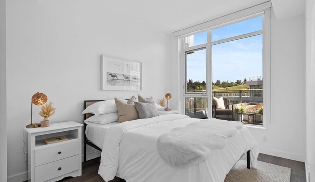 Luxury Waterfront Suite with City Views and AC