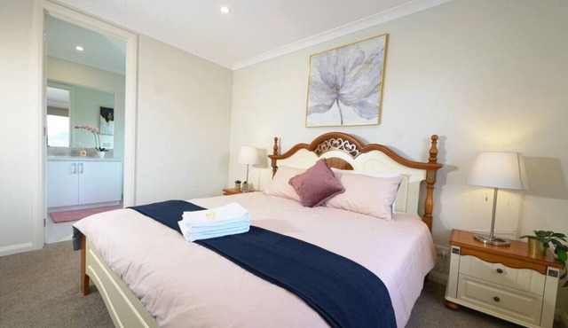 Luxury Waterfront Two-story BBQ w/Lakes View