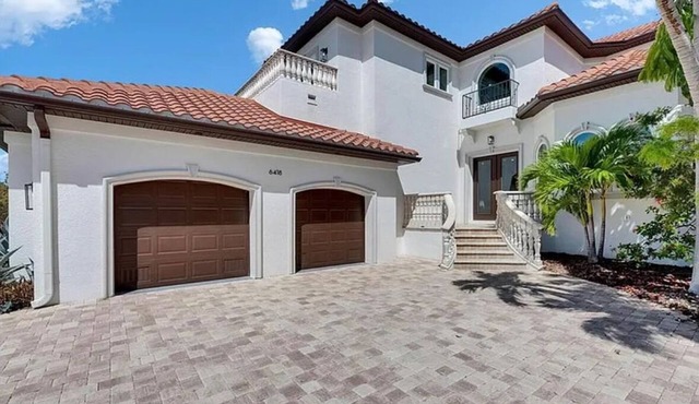 Luxury Waterfront Paradise in Apollo Beach