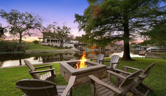 ⭐️⭐️LUXURY WATERFRONT-CHEF’S KITCHEN-FIRE PIT-SLEEPS 24⭐️⭐️