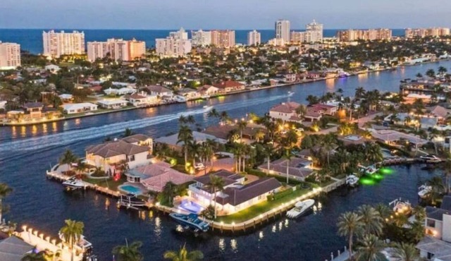 "Luxury waterfront mansion with large pool" Near clear water & sandy beaches !