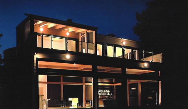 Luxury waterfront home on W. Grand Traverse Bay. Soaking tub. Kayaks.