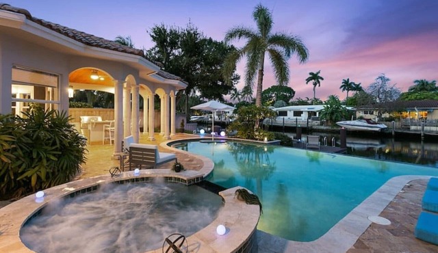 Luxury Waterfront & Infinity Pool Paradise SLEEPS 8