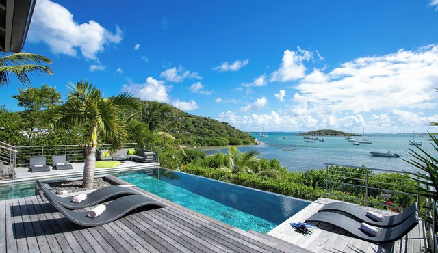Luxury Waterfront Villa Pinel. Direct Ocean Views & Private Beach Access