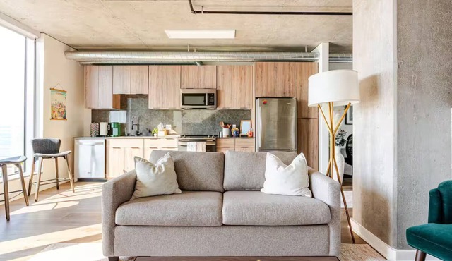 Luxury- Waterfront View- Free Parking- A+ Location