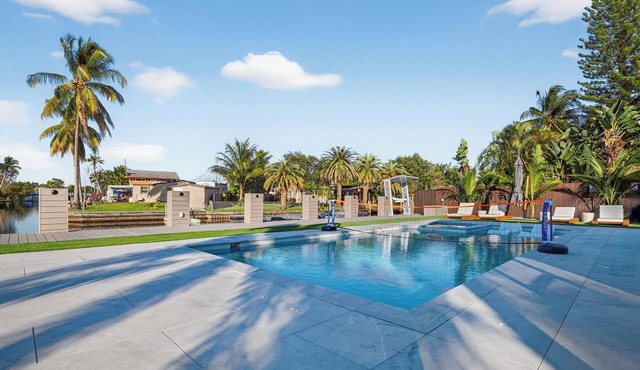 Luxury Waterfront Villa Heated Pool & Private Dock