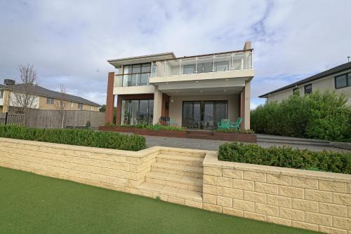 Luxury Waterfront Villa BBQ Cafe WiFi Great Views 5BRM