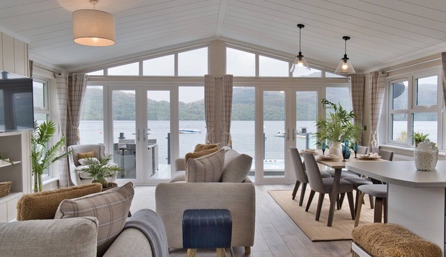 Luxury Waterside Lodge on Loch Lomond, Scotland - Hot tub, sleeps 4, Loch View