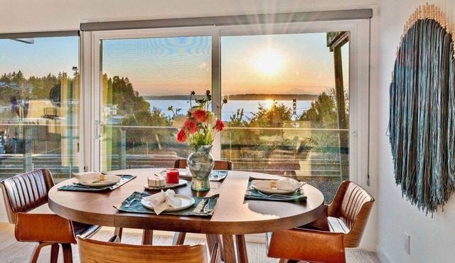 Luxury Waterview Home l Work-Friendly Retreat