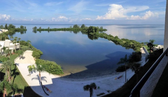 LUXURY WEST FACING CONDO - STUNNING VIEWS AND BOAT DOCK!