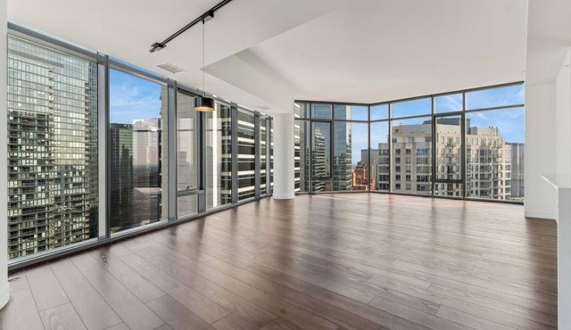 Luxury West Loop Penthouse On A High-Floor With AMAZING City Views