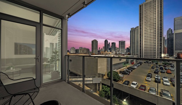 Luxury West Loop Rentals: Modern Suites w/City Views & Resort Amenities