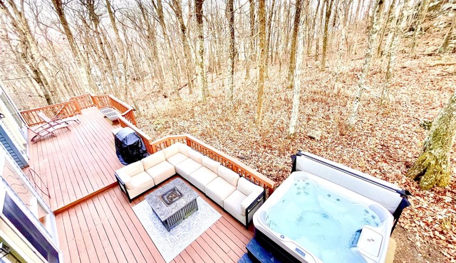 Luxury Wintergreen 5BR Hot Tub Sleeps 16+ Dog Friendly