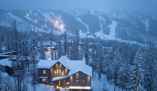 LUXURY with Direct Ski Access + Hot Tub, Theater Room & Ski Room + High End Amenities! Ridge Run