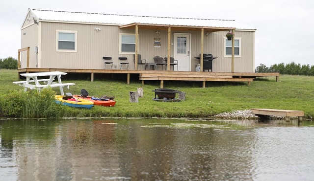 Luxury Wolf Lodge - 2 bedroom - Lakefront.