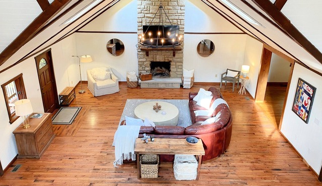 LUXURY Wooded Hilltop Villa Lodge in Hocking Hills