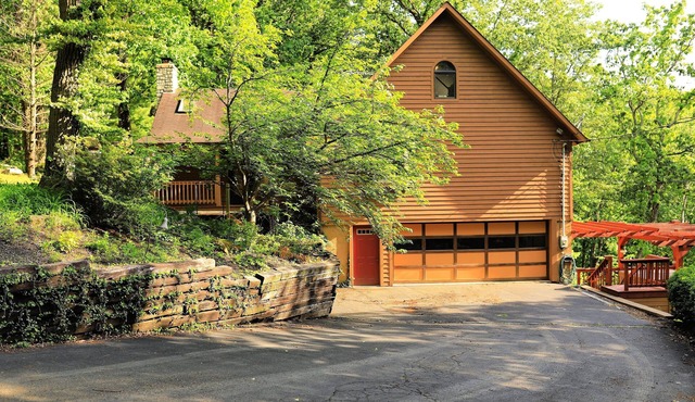LUXURY Wooded Hilltop Hocking Hills Villa Lodge!