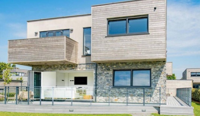 Luxury Yachthaven Living - Modern 5 Bedroom Home Sea Views