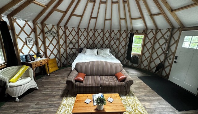 Luxury Yurt in charming Bellaire with Heat/AC