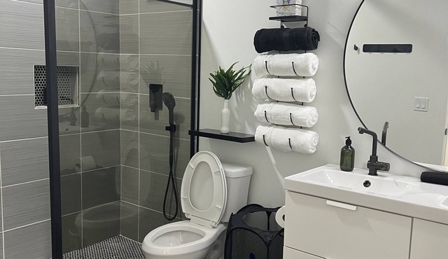 LuXury ZeN ZoNE (No Cleaning fee, King size bed).