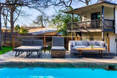 Luxury Zilker Home Pool Hot Tub and 2 Kitchens